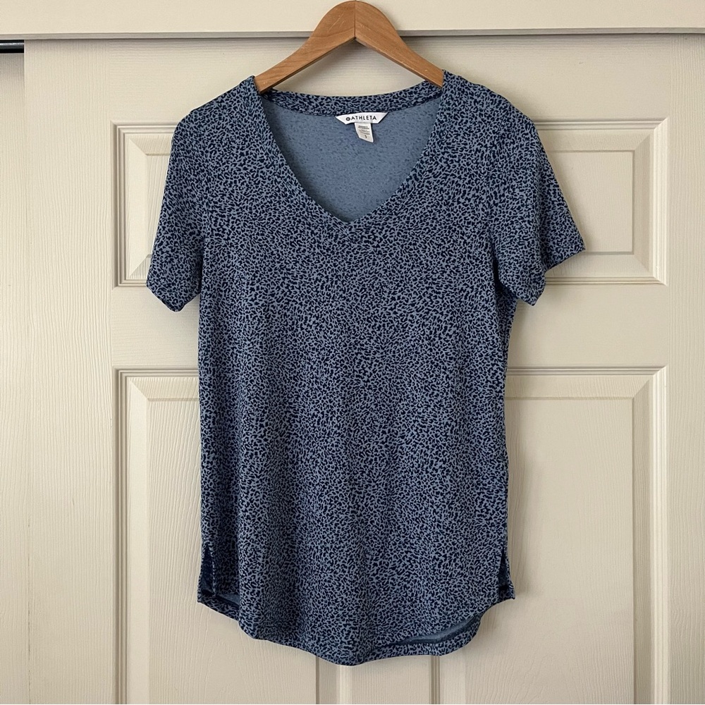 Athleta Breezy V-Neck Tee Blue Leopard Short Sleeve